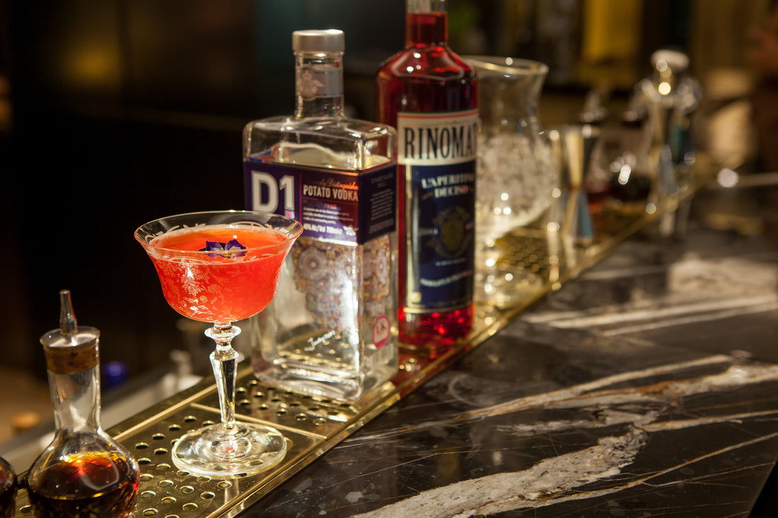 savvy londoner cocktail recipe by the bar at the Athenaeum london